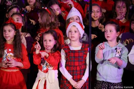 Miklavžev koncert na Osnovni šoli Toma Brejca napolnil telovadnico do zadnjega kotička (67)